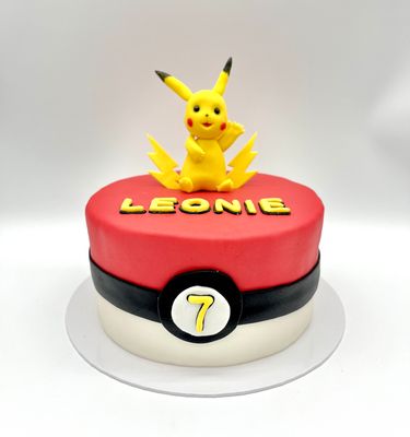 Fondant Torte Pokémon mit handmodellierter Figur Fondant Torte Pokémon mit handmodellierter Figur