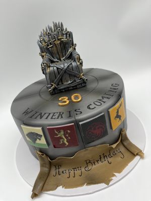 Fondant Torte Game of Thrones mit handmodelliertem eisernem Thron