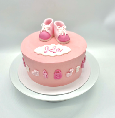 Naked Cake Baby mit handmodellierten Babyschuhen Naked Cake Baby mit handmodellierten Babyschuhen
