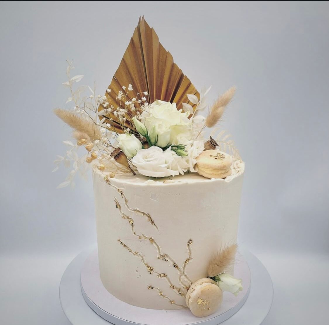 Naked Cake mit Palmsegel, Blumen/Trockenblumen und Macarons