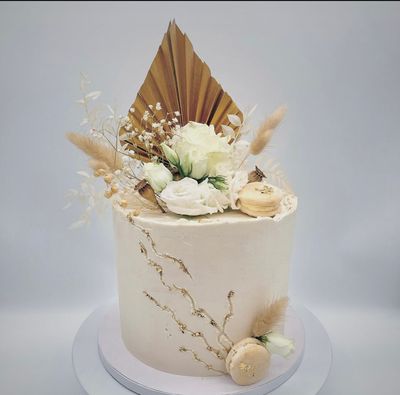 Naked Cake mit Palmsegel, Blumen/Trockenblumen und Macarons Naked Cake mit Palmsegel, Blumen/Trockenblumen und Macarons