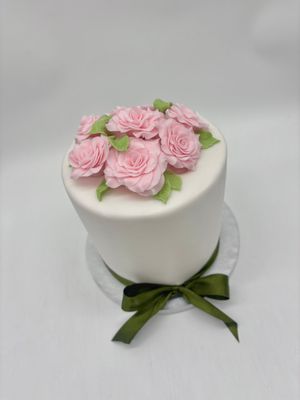 Fondant Torte mit handmodellierten essbaren Rosen Fondant Torte mit handmodellierten essbaren Rosen