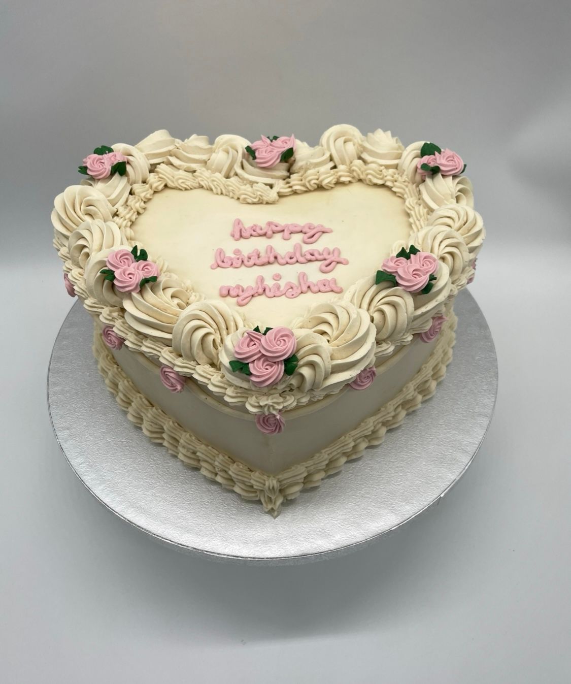 Vintage Cake Herzform mit Cremeblumen
