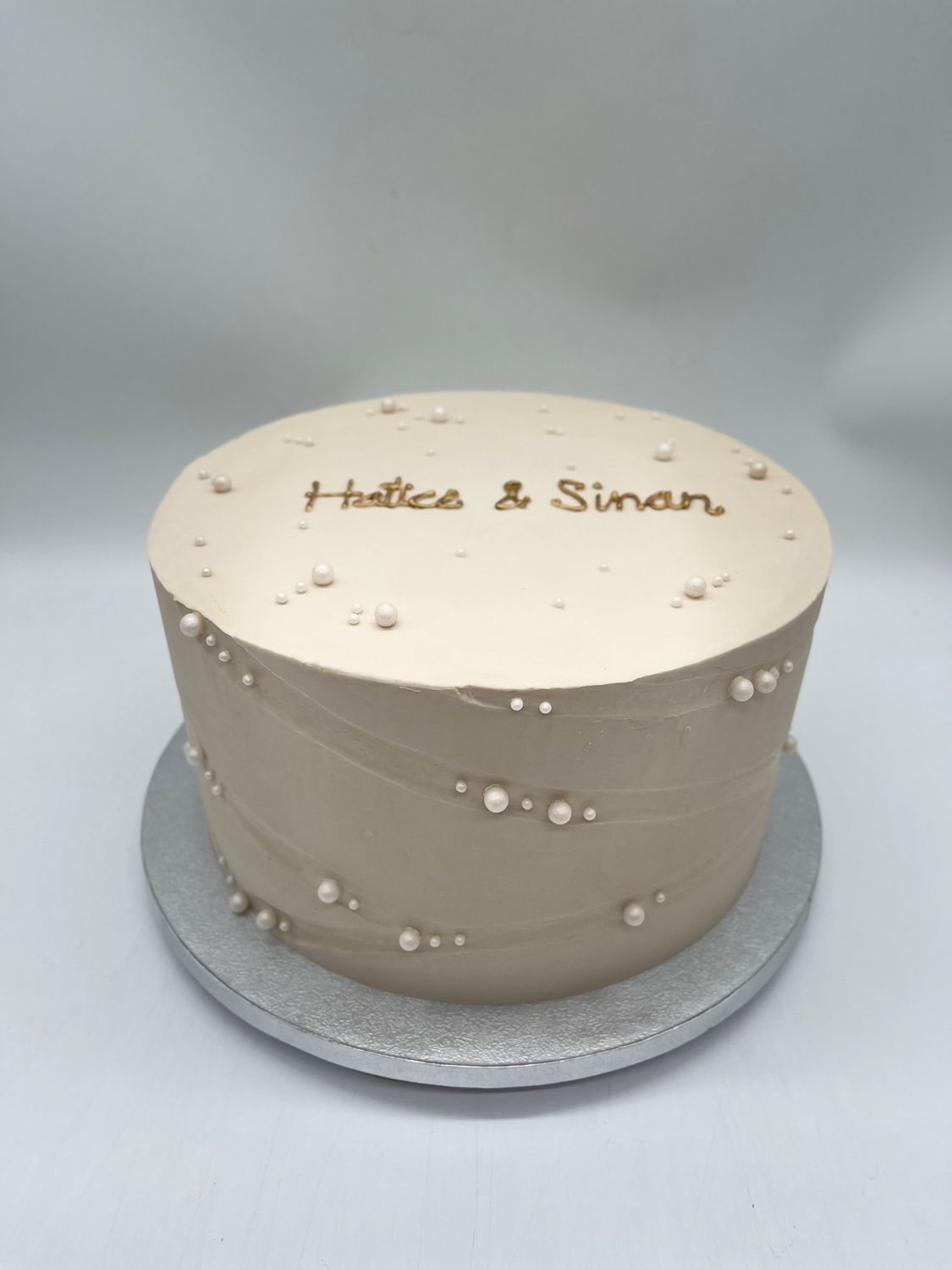 Torte mit diagonaler Perlendekoration