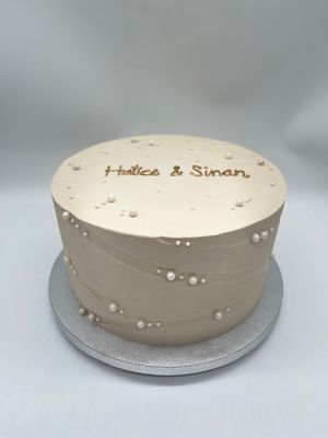 Torte mit diagonaler Perlendekoration