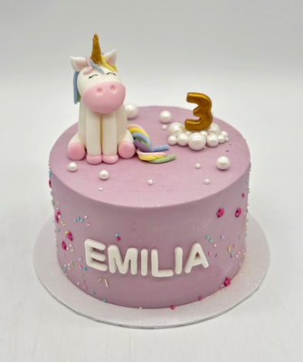 Torte Einhorn mit handmodellierter Figur