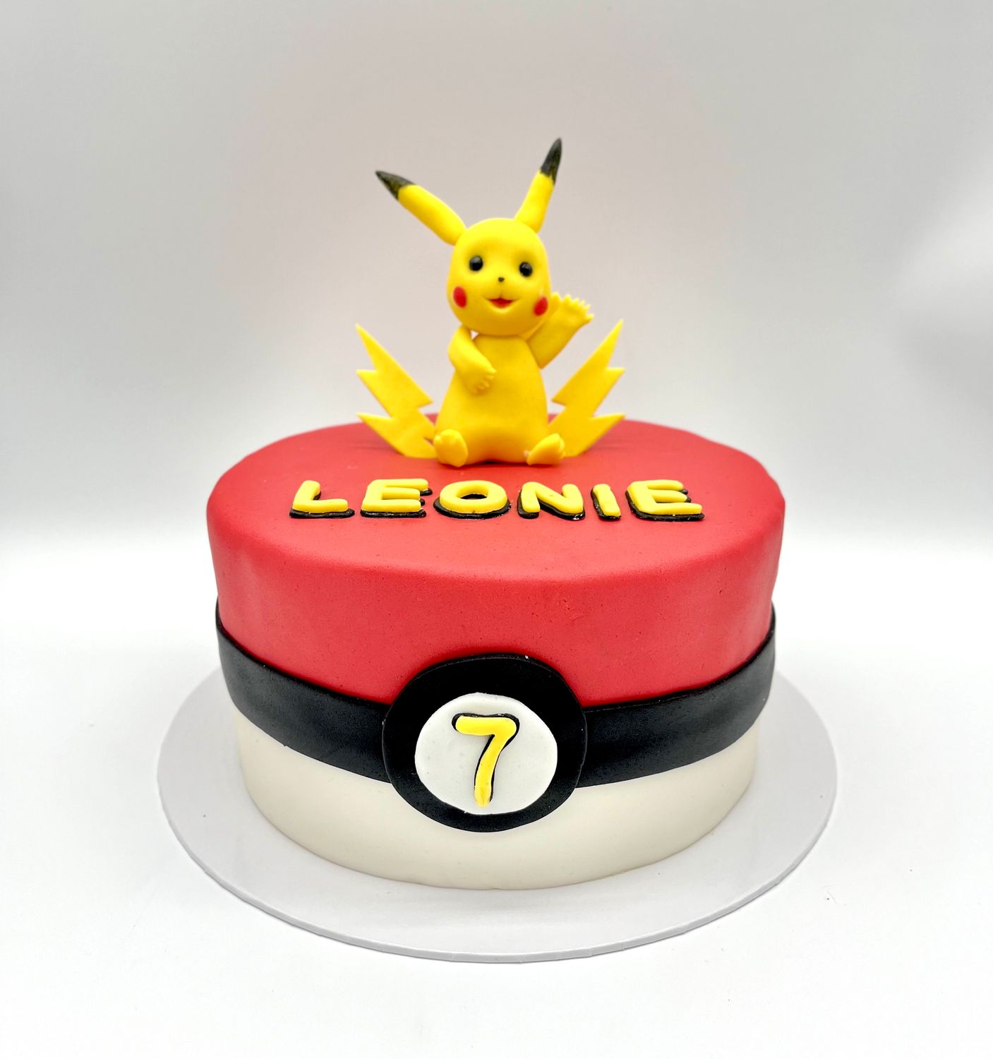 Fondant Torte Pokémon mit handmodellierter Figur