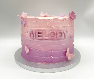 Naked Cake mit Farbverlauf und Schmetterlingen