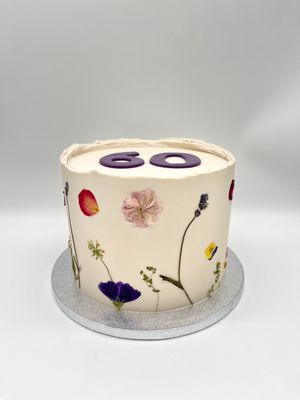 Naked Cake mit essbaren gepressten Trockenblumen