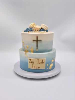 Naked Cake kirchliches Fest mit Farbverlauf, Macarons und Kreuz