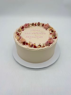 Torte mit Kranz aus essbaren getrockneten Blüten