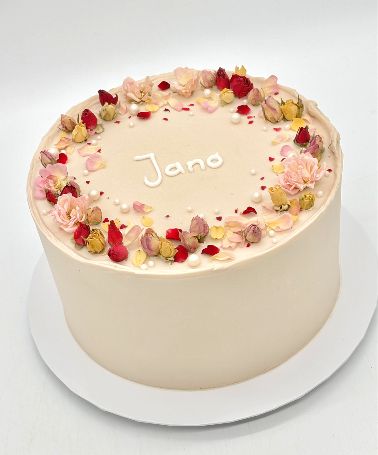 Torte mit Kranz aus essbaren getrockneten Blüten