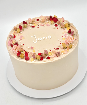 Torte mit Kranz aus essbaren getrockneten Blüten