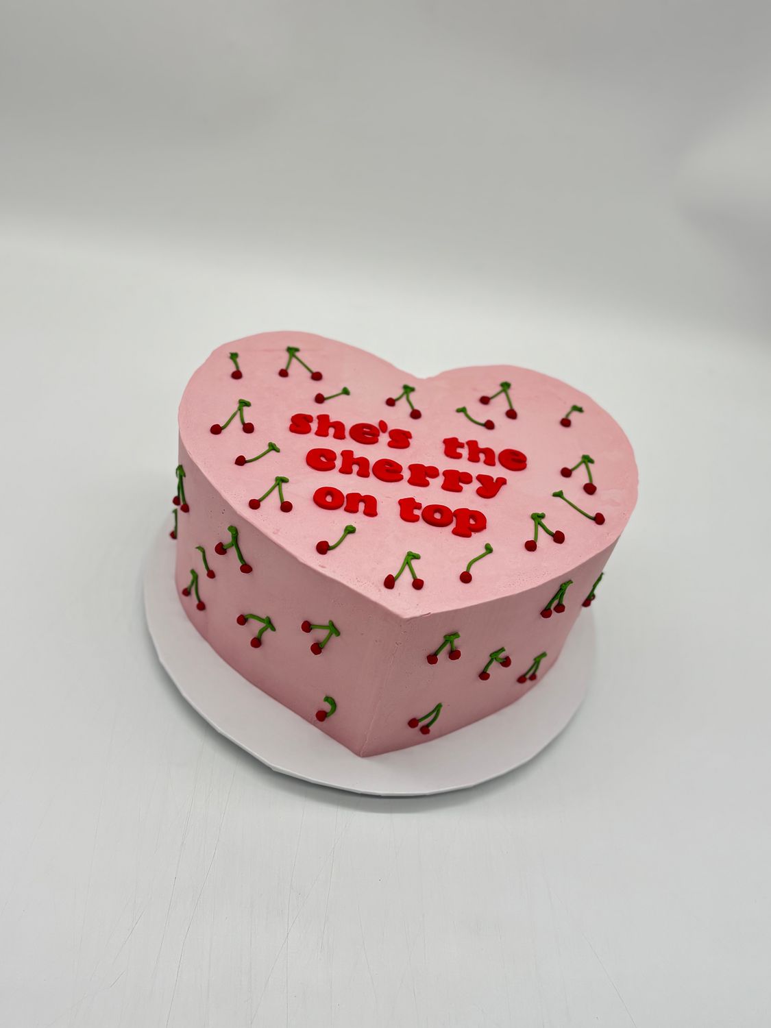 Torte Herzform "she´s the cherry on top"