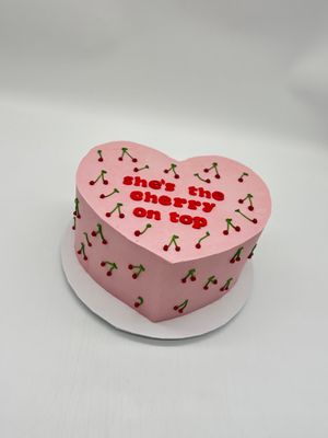 Torte Herzform "she´s the cherry on top"