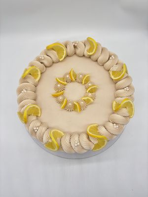 Torte mit Cremedekoration und Zitronen
