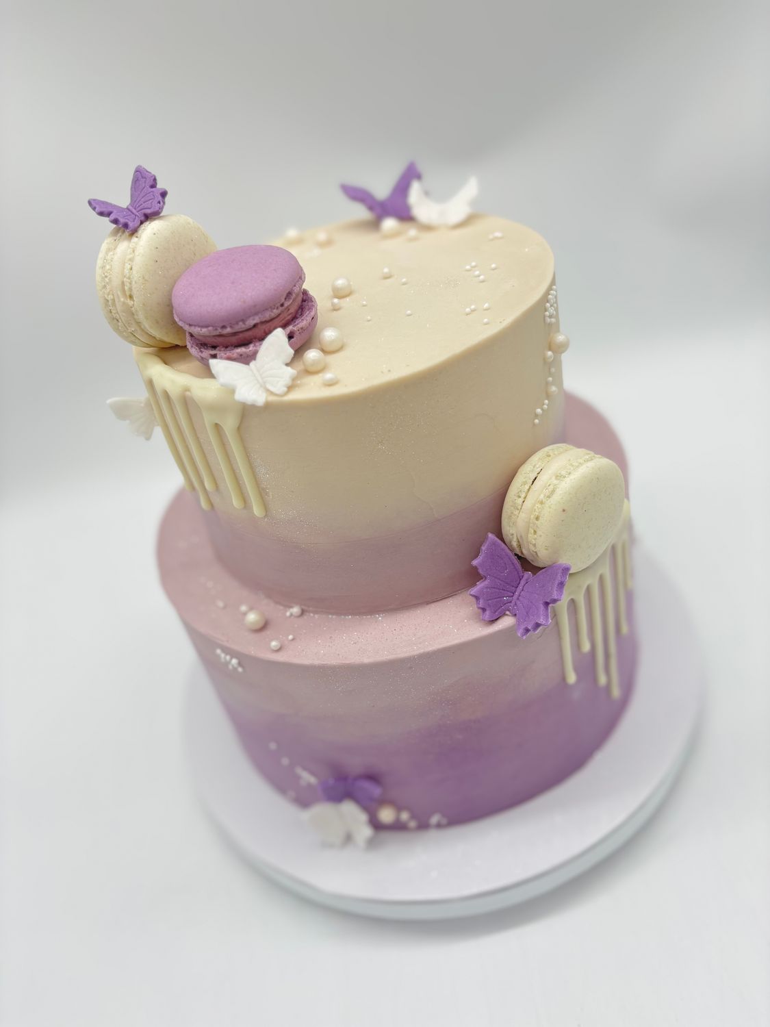 Torte Farbverlauf mit Drip und Macarons