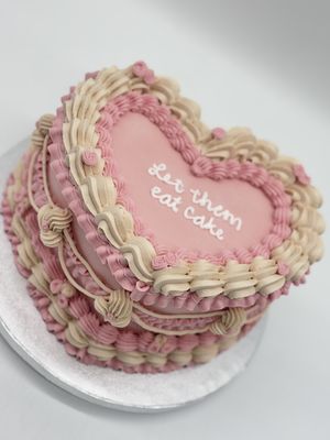 Vintage Cake Herzform üppige Rüschendekoration und Cremeblumen