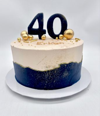 Torte mit farblich abgesetztem Cremerand