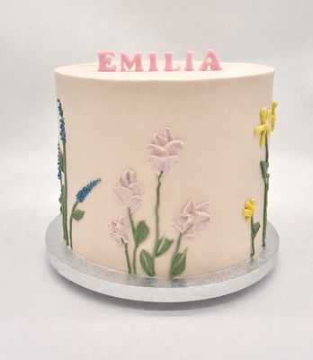 Torte mit Cremeblumen