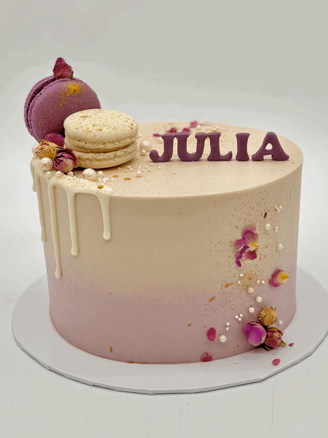 Torte Farbverlauf mit Drip, Macarons und essbaren Blüten