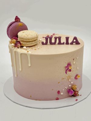 Torte Farbverlauf mit Drip, Macarons und essbaren Blüten