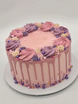 Torte mit Drip, Cremerosen und Perlendekoration