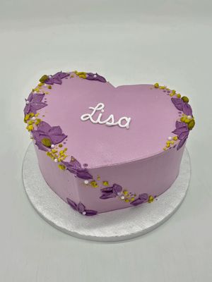 Torte Herzform mit Cremedekoration