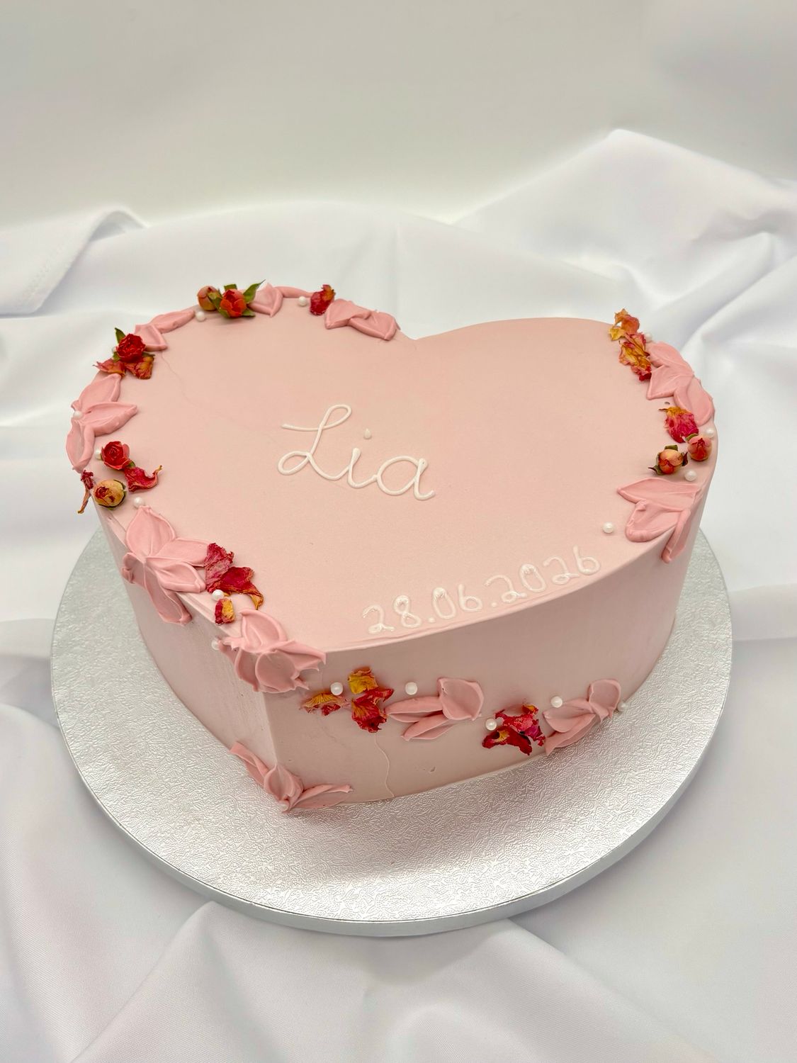 Torte Herzform mit Cremedekoration