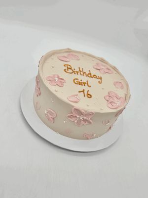 Torte mit Cremeblumen und Perlen