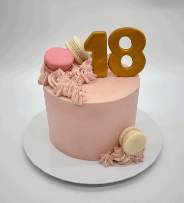 Torte mit Cremedekoration und 3 Macarons