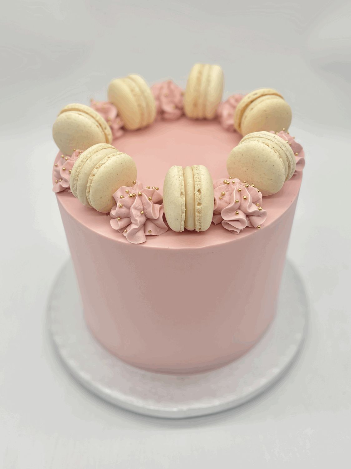 Torte mit Cremetuffs und Macarons