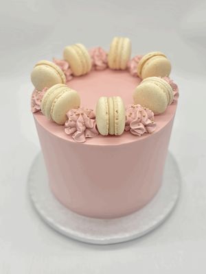 Torte mit Cremetuffs und Macarons