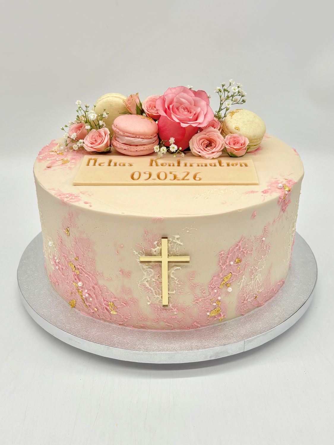 Naked Cake kirchliches Fest mit Kreuz, Macarons und Blumen