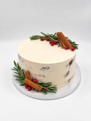 Weihnachtstorte "Semi Naked Cake mit Rosmarin, Zimtstangen und Beeren"  (alles essbar)