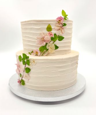 Torte zweistöckig mit Rillenoptik und essbaren Blüten