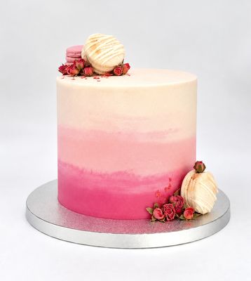 Torte mit 3 Macarons und essbaren Blüten