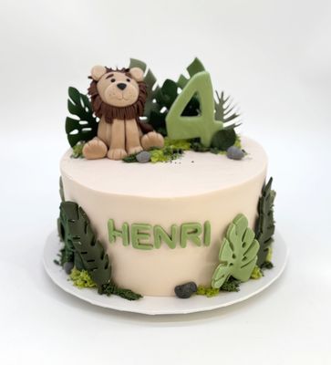 Torte Löwe mit Cremeeinstrich und handmodellierter Figur