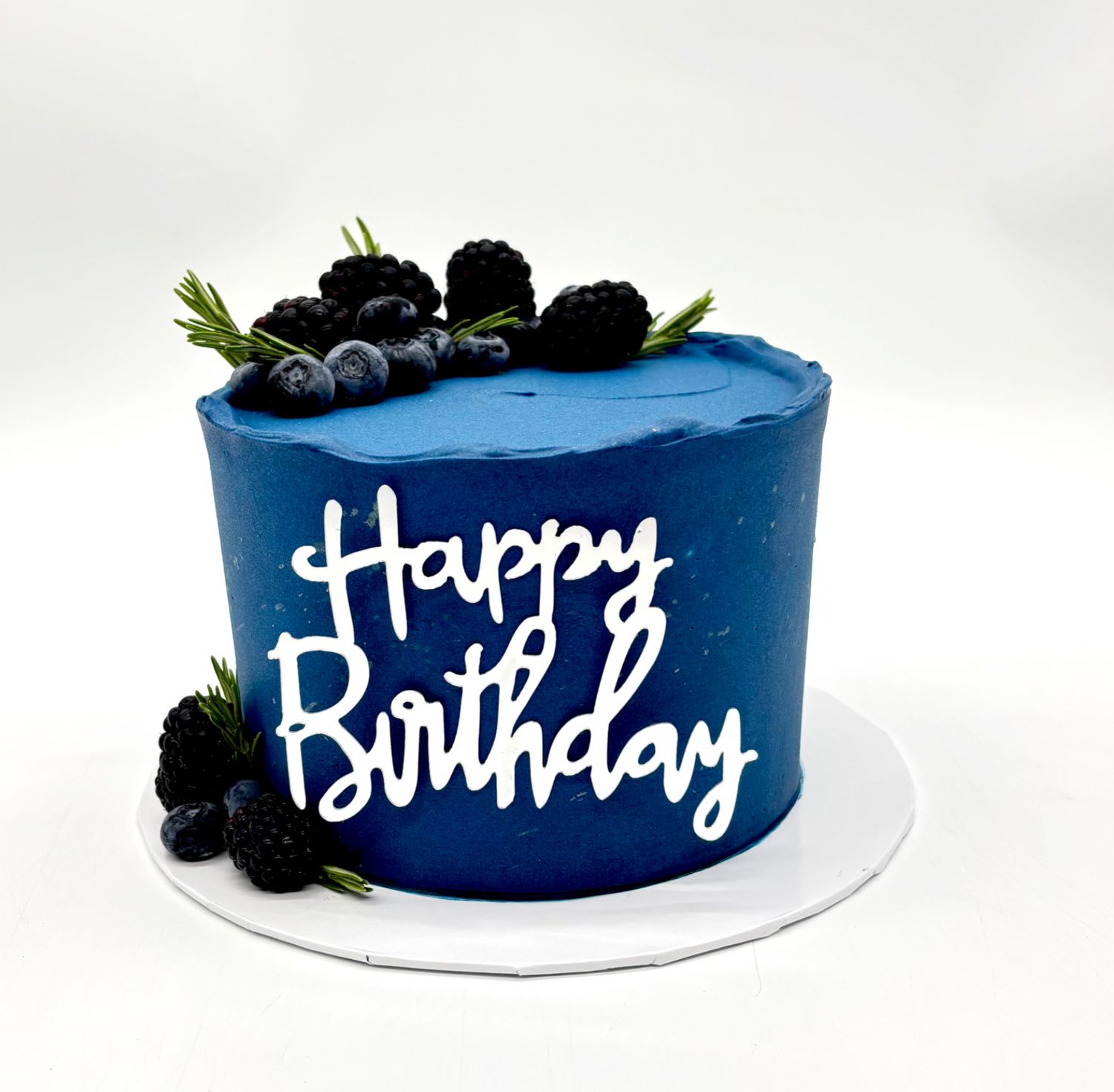 Torte mit Früchtedekoration und Caketopper