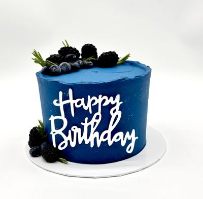Torte mit Früchtedekoration und Caketopper