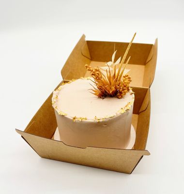 Tiny Cake mit überstehendem Rand und Trockenblumen
