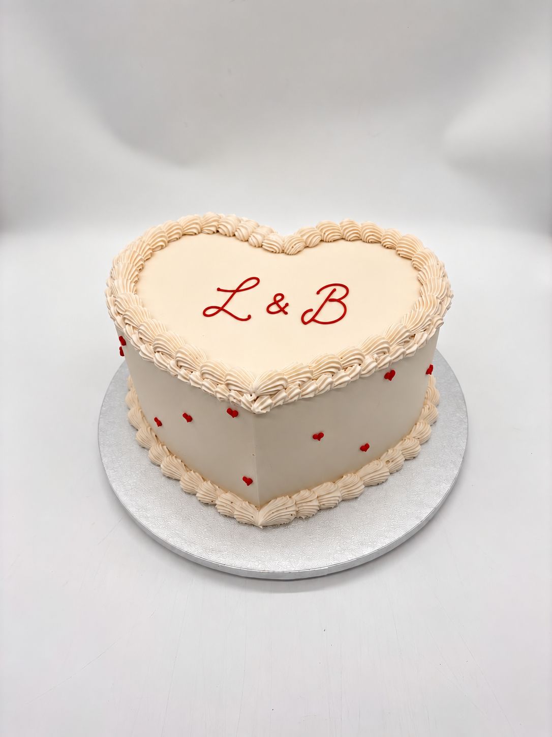 Vintage Cake Herzform mit kleinen gespritzten Herzen