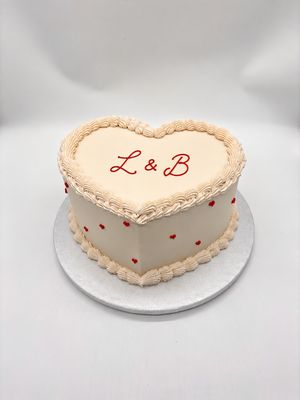 Vintage Cake Herzform mit kleinen gespritzten Herzen
