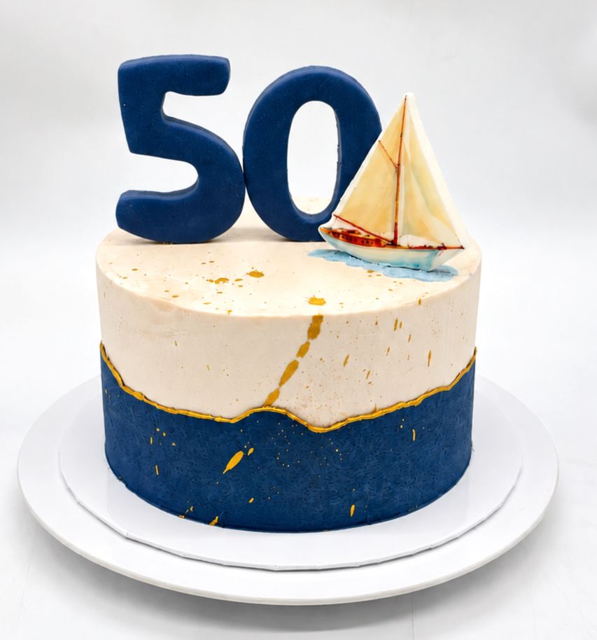 Torte mit farblich abgesetztem Cremerand und Segelboot