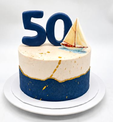 Torte mit farblich abgesetztem Cremerand und Segelboot