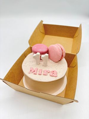 Tiny Cake mit 2 Macarons