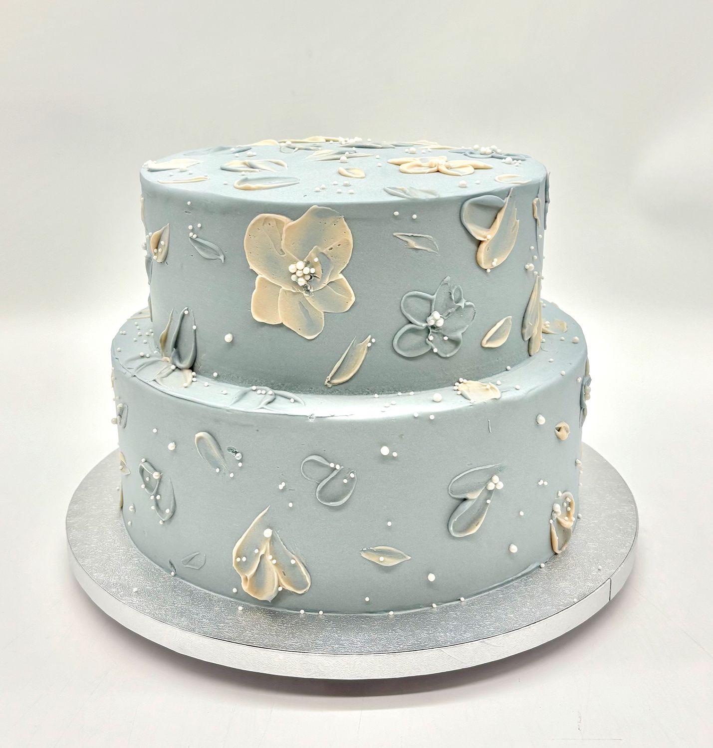 Torte mit Cremeblumen und Perlen blau-weiß (zweistöckig)