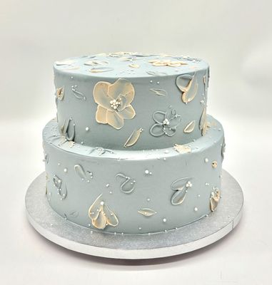 Torte mit Cremeblumen und Perlen blau-weiß (zweistöckig)