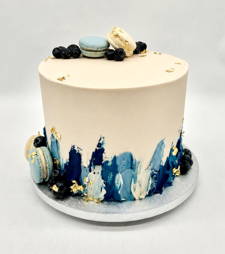 Torte mit abstrakter Cremedekoration, Früchten,  3 Macarons und Blattgold