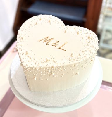 Torte Herzform mit essbarer Perlendekoration